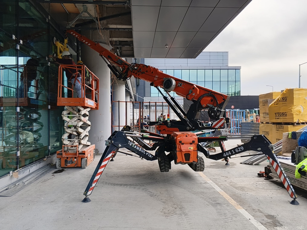 Cam Montajı İçin Manlift Kiralama: Hangi Ekipman Tercih Edilmeli?