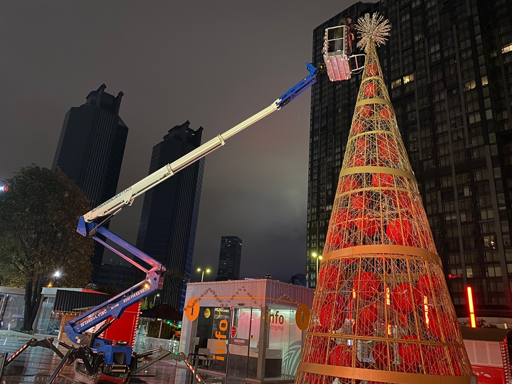 AVM’lerde Yılbaşı Süslemeleri İçin Manlift Kiralama Rehberi