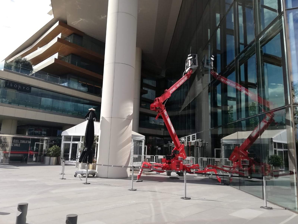 Yüksek Yapılarda Cam Temizliği